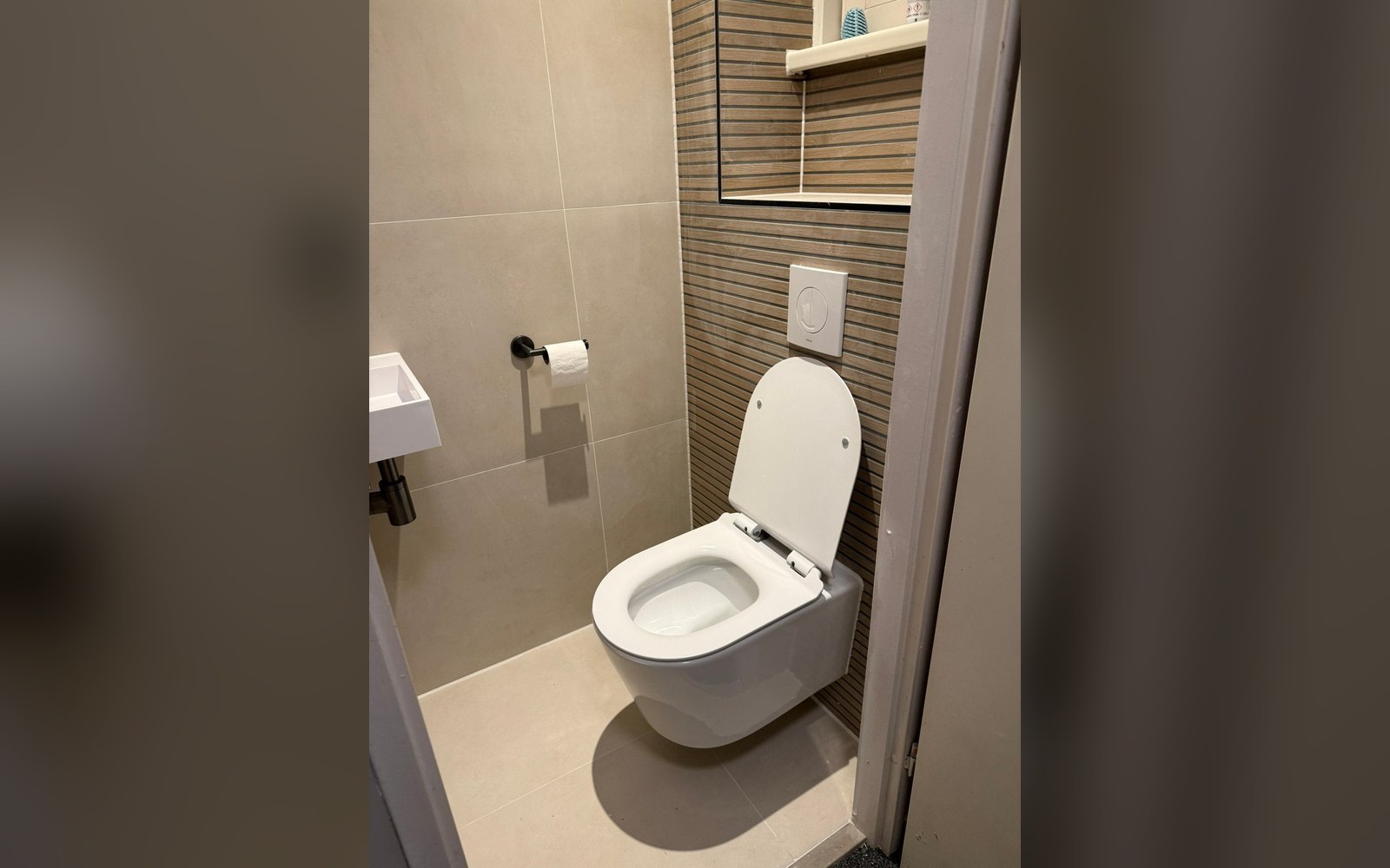 Toilet met bijpassende houten accentwand
