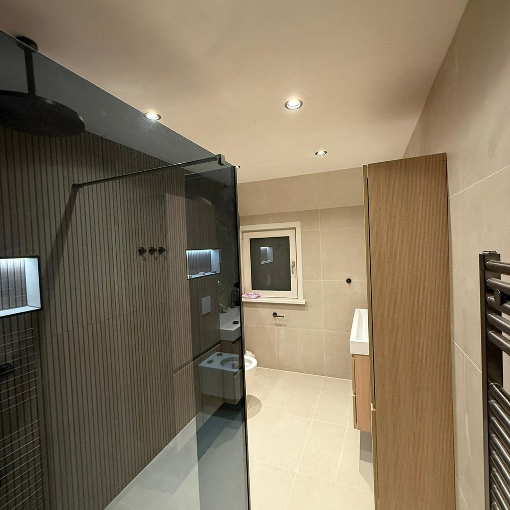 Badkamer met houten lamellenwand