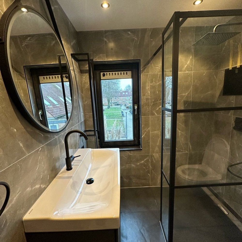 Badkamer met marmerlook tegelwerk