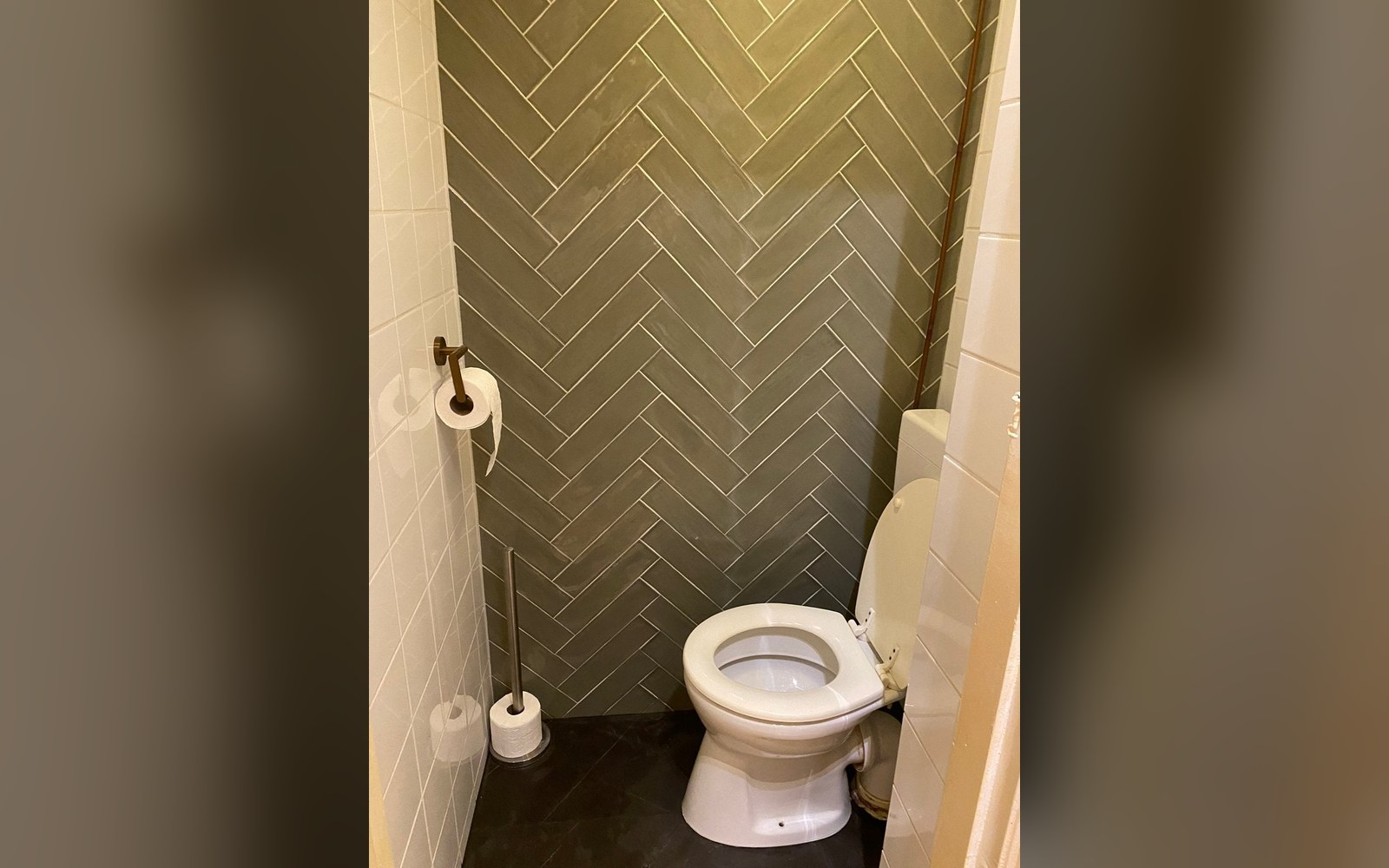 Toilet met visgraat accentwand