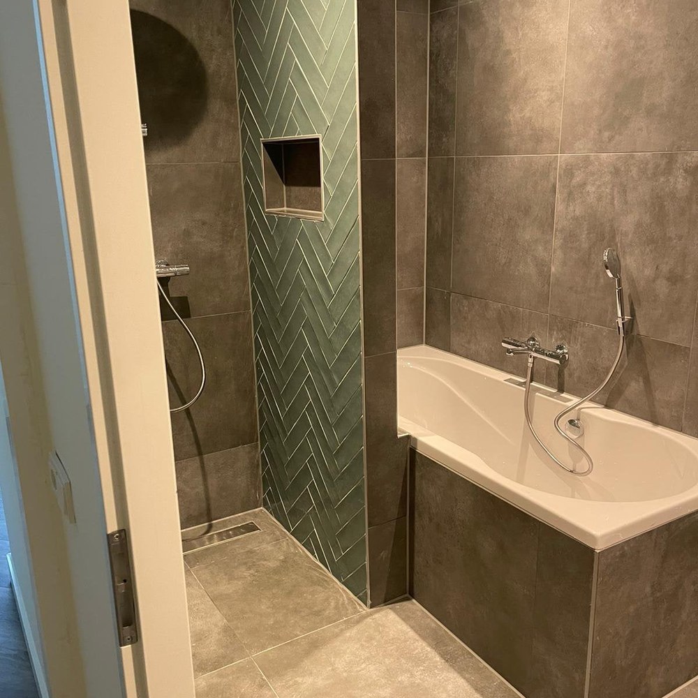 Badkamer met visgraat tegelwerk