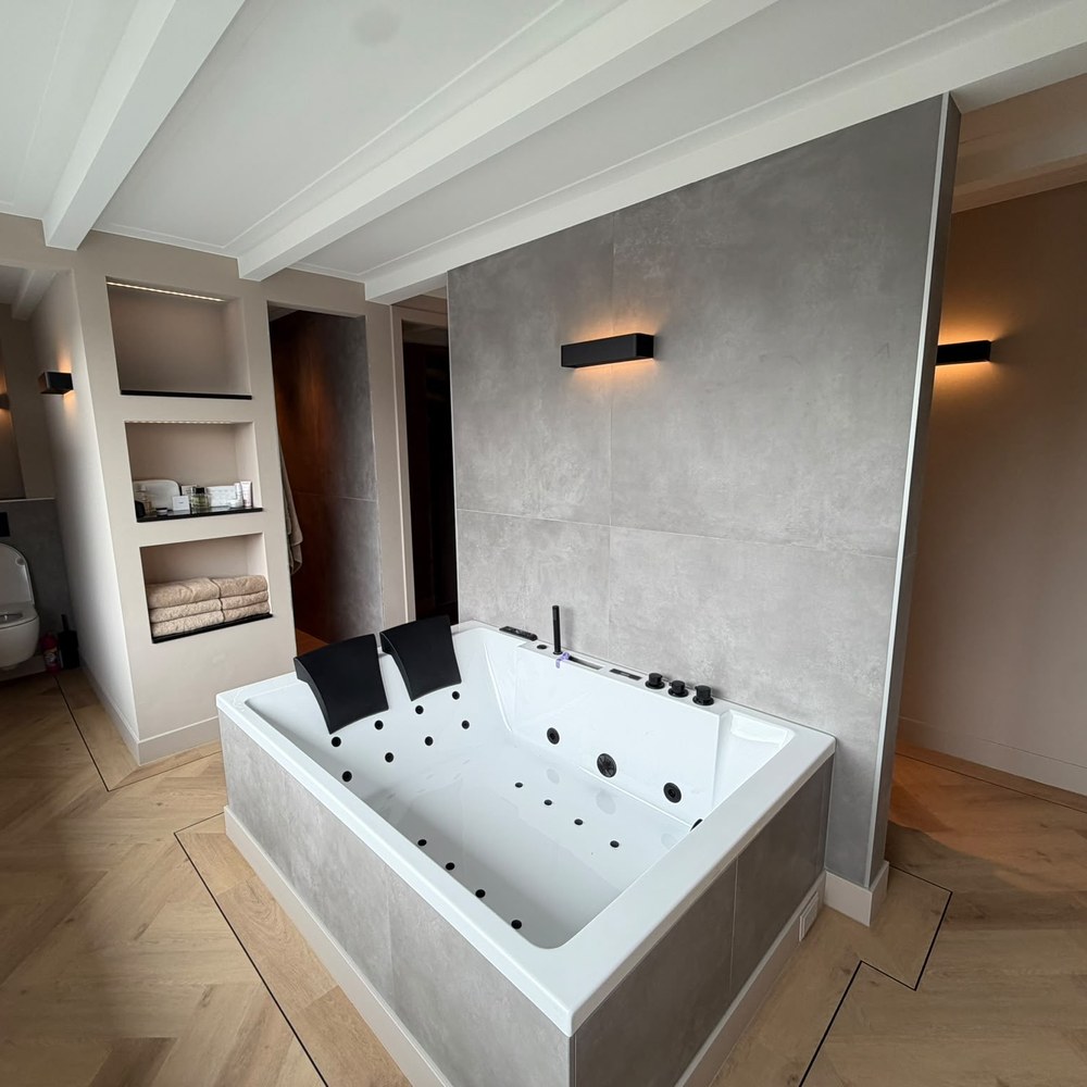Badkamer met whirlpool en inloopdouche